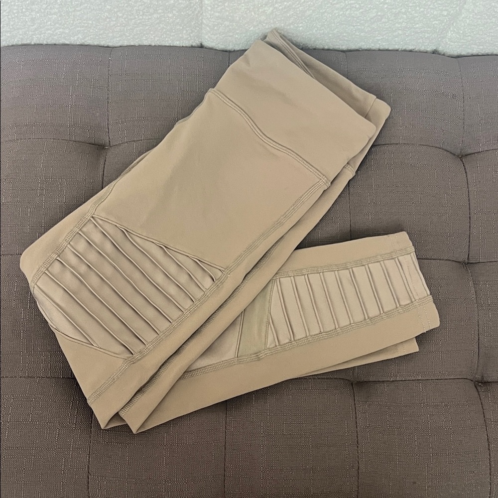 Cropped Tan Khaki ALO Moto Leggings XS